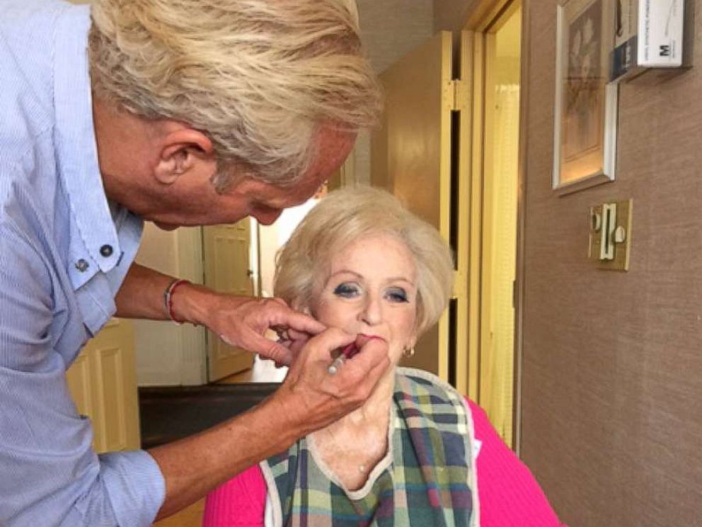 Man gives elderly mom a glamorous look to lift her spirits after her son passes away