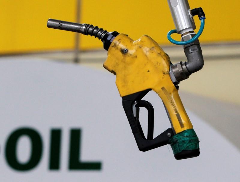 Oil prices fall two percent after end-of-week rally
