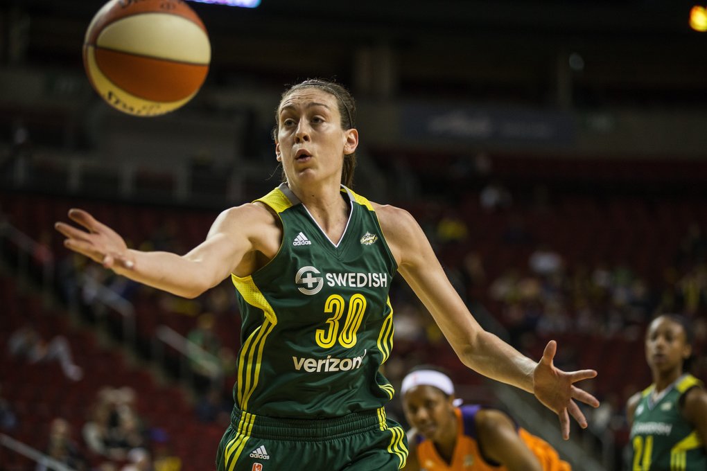 Stewart leads Storm to 103-66 win over Sky
