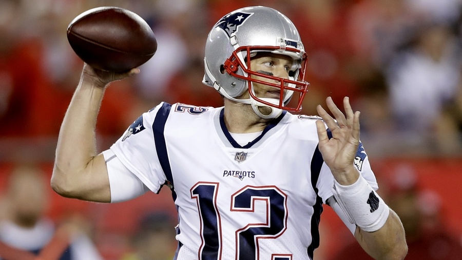 Brady throws for 303 yards, Patriots hold off Bucs 19-14