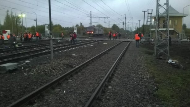 Bus crash at railway crossing kills 19 in Russia