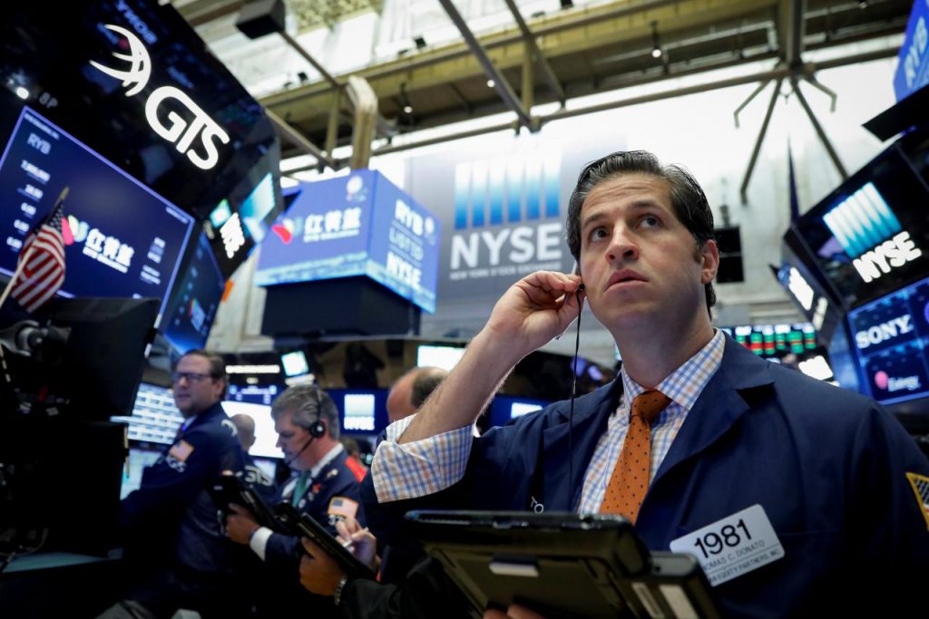 Euro tumbles against dollar Treasury yields up