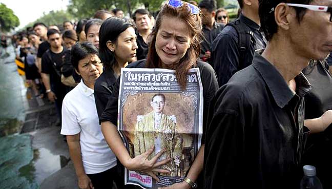 Thousands queue to pay last respects to Thailand’s late King Bhumibol