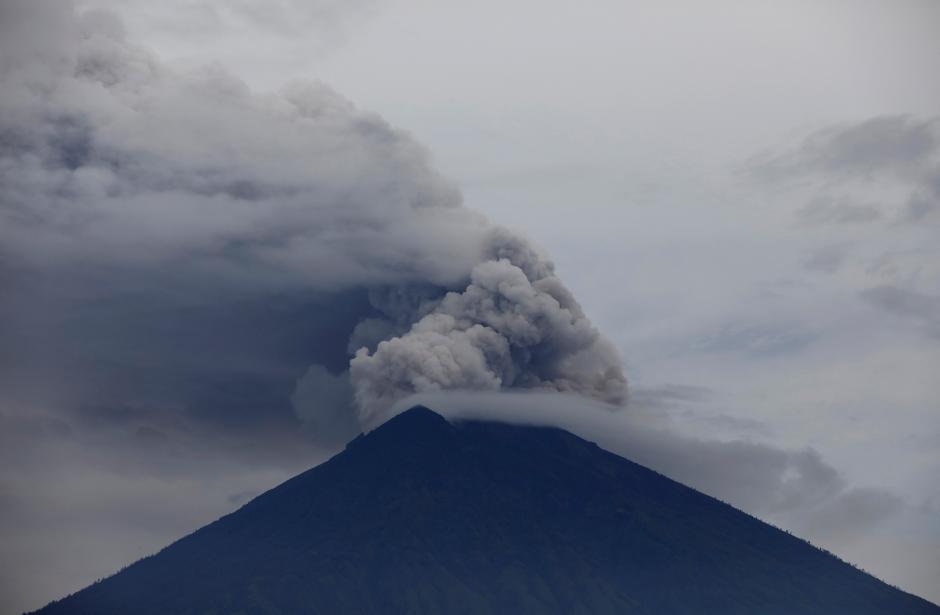 Bali volcano stops flights again as tourists struggle to get out