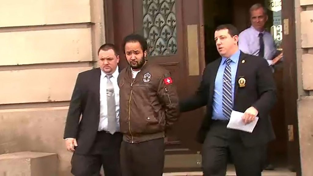 Police look for suspect behind Brooklyn gun store shootout