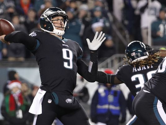 Eagles clinch No. 1 seed with 19-10 win over Raiders