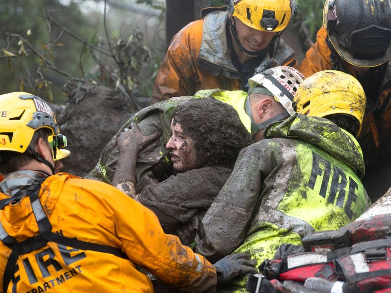 A Rush to Find Survivors Amid the Mud of Southern California Enclave