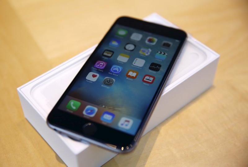 U.S. agencies probe Apple over slowing iPhones