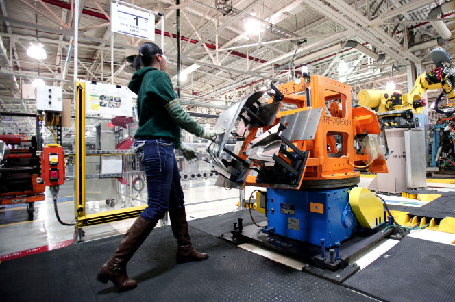 Fiat Chrysler to move plant from Mexico to Michigan, pay out bonuses