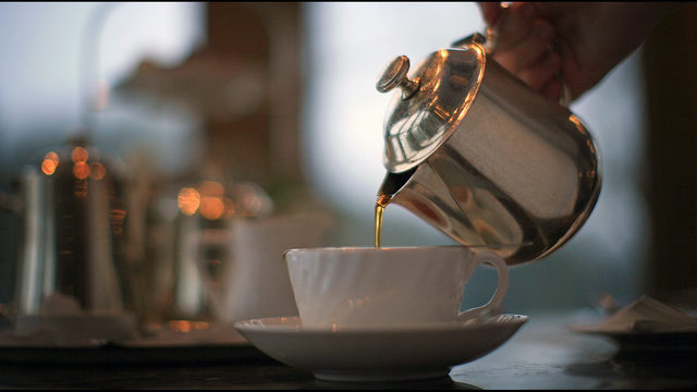 Hot tea linked to esophageal cancer in smokers, drinkers