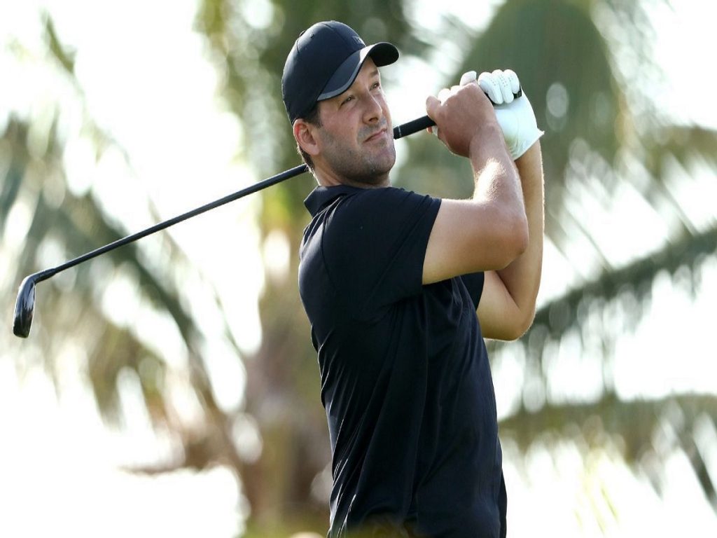 Former Dallas Cowboys quarterback Tony Romo falters late in his first PGA Tour round