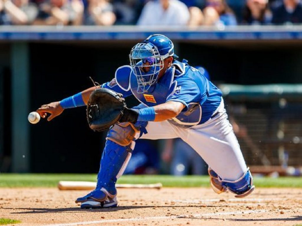 Royals’ Salvador Perez out 4-6 weeks after freak knee injury