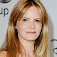 Jennifer Jason Leigh