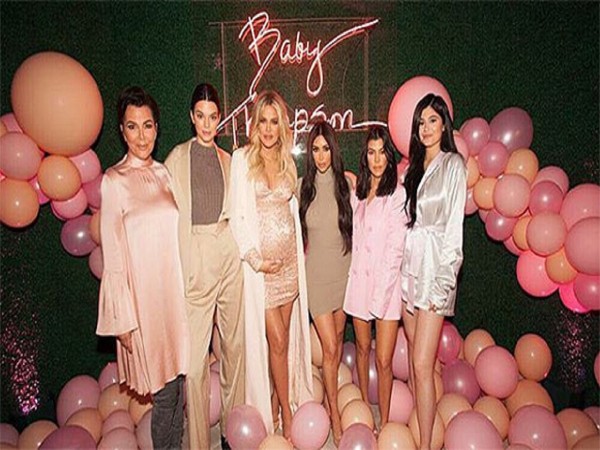Kourtney & Kim Kardashian Leave Cleveland With Tons Of Bags: Are They Moving Khloe Out