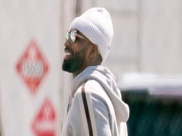 Tristan Thompson Smiles While Leaving Cleveland Amid Report He’s Living In Hotel Away From Khloe Tristan Thompson Smiles While Leaving Cleveland Amid Report He’s Living In Hotel Away From Khloe