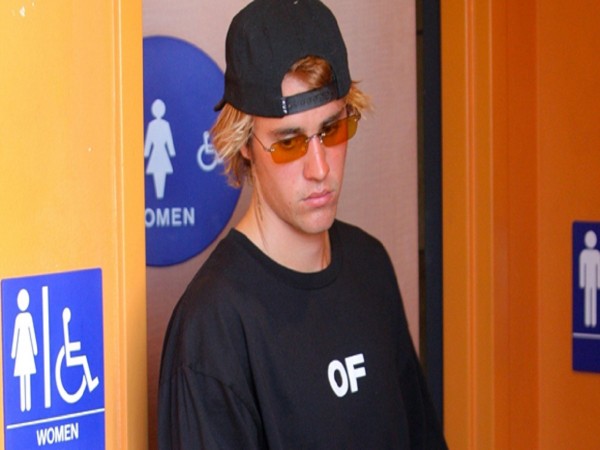 Justin Bieber Caught In Women’s Bathroom At Taco Bell Before Escaping With Massive Smile Justin Bieber Caught In Women’s Bathroom At Taco Bell Before Escaping With Massive Smile