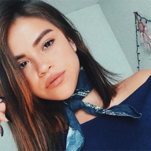 Selena Gomez Fans Are Freaking Out Over This Look-alike On The Internet: Meet Her Doppleganger Selena Gomez Fans Are Freaking Out Over This Look-alike On The Internet: Meet Her Doppleganger