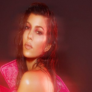 Kourtney, Kim & All The Kardashian & Jenner Sisters: Every Time They’ve Posed Nude Kourtney, Kim & All The Kardashian & Jenner Sisters: Every Time They’ve Posed Nude